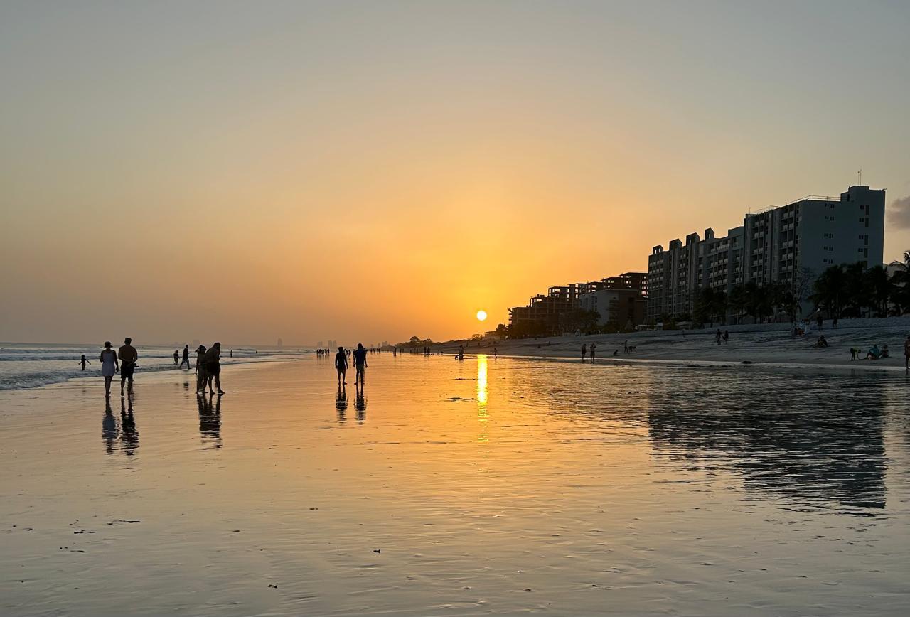 El mar refleja el atardecer